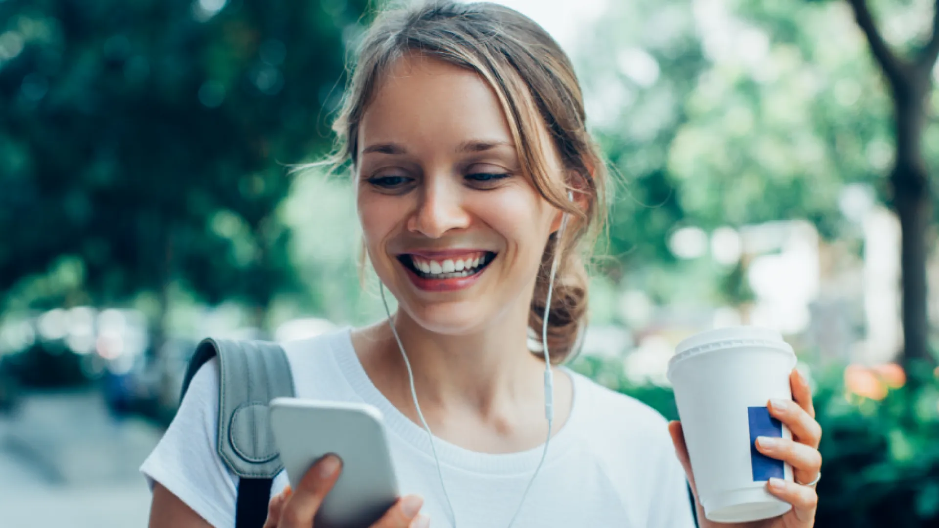 Frau schaut auf ihr Handy